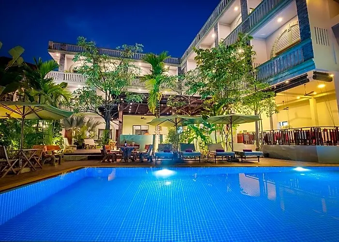 Reveal Courtyard In Reveal Angkor