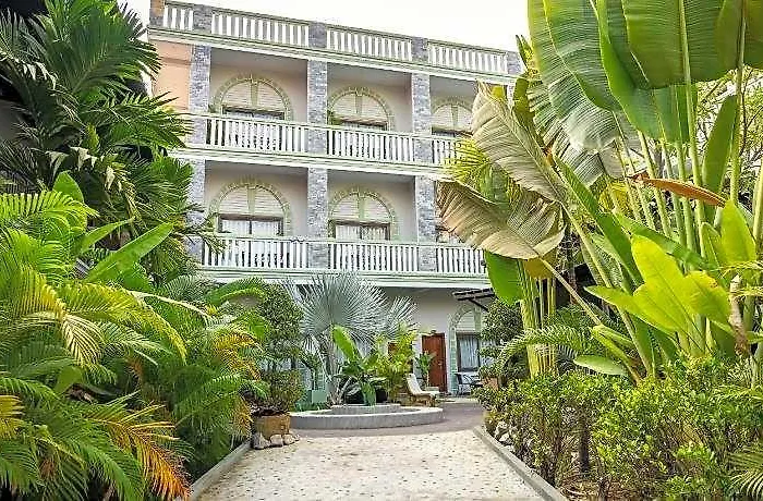Reveal Courtyard In Reveal Angkor