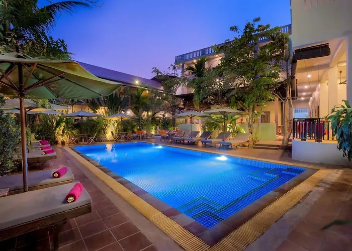 Reveal Courtyard In Reveal Angkor